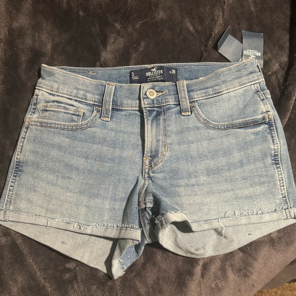 🆕NWT!! Hollister low-rise Jean shorts size 3!😊 - Picture 2 of 12